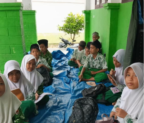 Ruang Kelas Terendam Banjir, Siswa MIN 2 Subulussalam Laksanakan KBM di Teras Madrasah